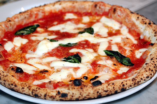 http://www.foodsmackdown.com/wp-content/uploads/2012/04/settebello-las-vegas-nevada-margherita-pizza-610x612.jpg