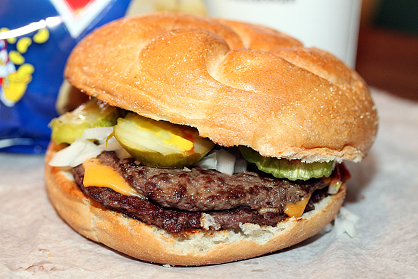 http://www.foodsmackdown.com/wp-content/uploads/2013/02/billy-goat-tavern-chicago-cheeseburger-610x407.jpg