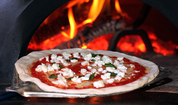 spacca-napoli-pizzeria-chicago-cooking-pizza-610x407 Spacca Napoli Pizzeria - Chicago Illinois